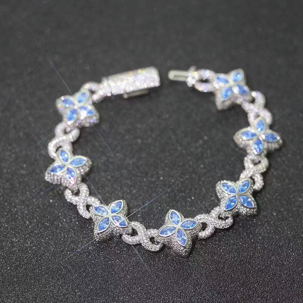 Clover Bracelet in Crystal - Image 2