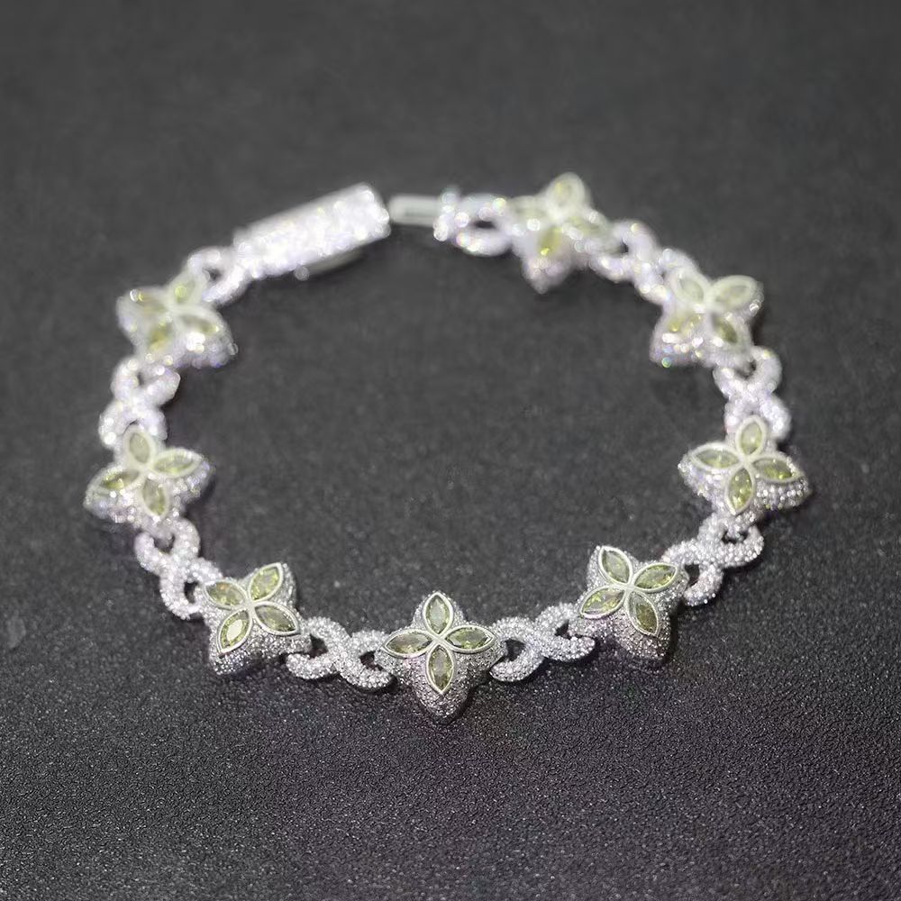 Clover Bracelet in Crystal - Image 5